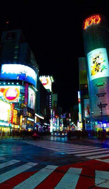夜晚时光流逝在东京涉谷的霓虹小镇的十字路口垂直拍摄