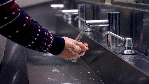 白色的手在水槽洗手
