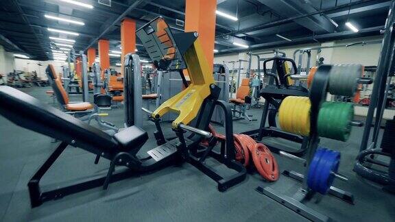 健身房的现代训练机器小型企业