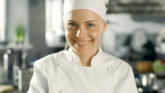 一个年轻的女厨师微笑着在现代厨房做饭的肖像