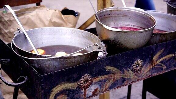 碗里有美味的热红酒在木炭上烹饪街头小贩做食物