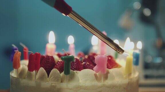 在生日蛋糕上点燃蜡烛