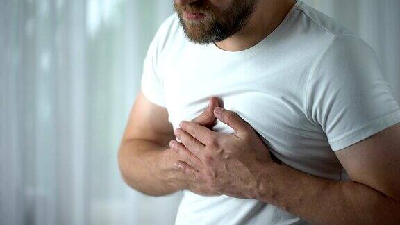 四十多岁的男人感到强烈的胸痛压力引起的心脏病发作心脏病