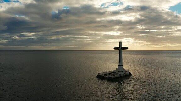 沉没的墓地十字在卡米圭因岛菲律宾