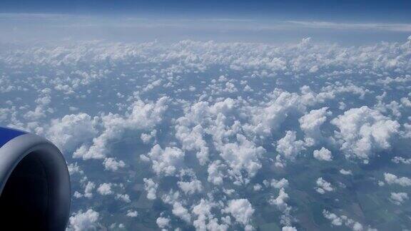 漂亮的蓬松的云从窗口飞机飞机飞行旅游