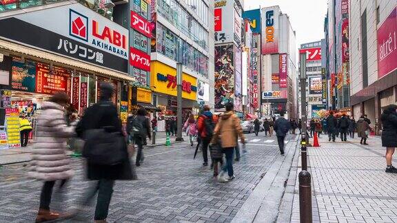 4K延时:熙熙攘攘的行人和在东京秋叶原社区街道电子城镇地区购买电子游戏、动漫、漫画的游客