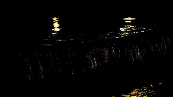 湖水中的灯光反射循环
