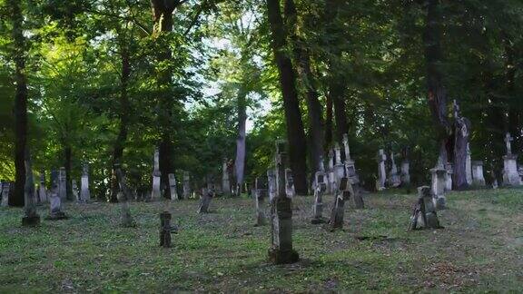 波兰Radruz东正教教堂周围的墓地无人机的观点