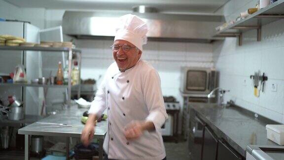 高级厨师在厨房跳舞