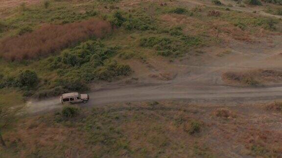 图片:日落时分狩猎保养吉普车驶过非洲大草原平原