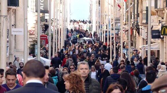圣诞节时一群人走在瓦莱塔(马耳他)的街道上