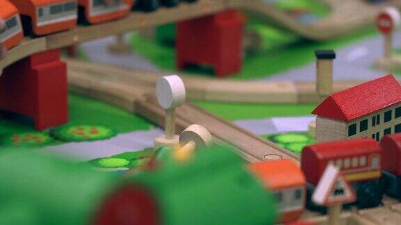 孩子玩火车木制玩具