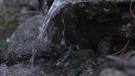 水从山上的岩石上落下来