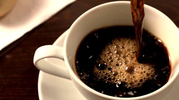 黑咖啡倒入有茶托的杯子里