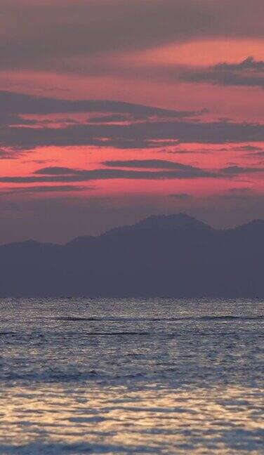 泰国日落时分海上的长尾船