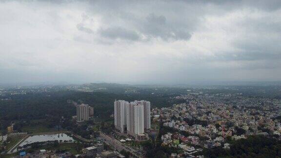 阴天下印度卡纳塔克邦班加罗尔市的鸟瞰图