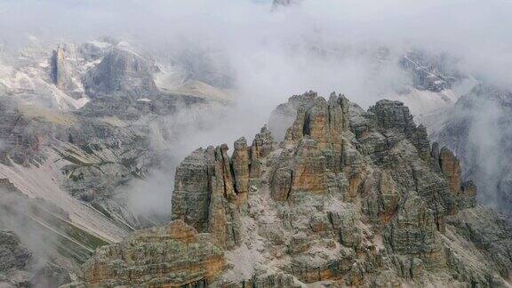 鸟瞰图飞越意大利拉瓦雷多山脉的白云石山脉