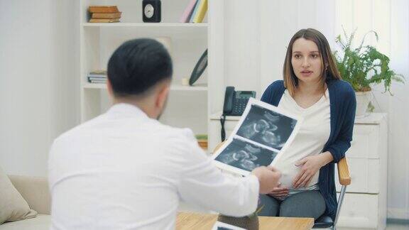 孕妇和医生显示超声波结果的4k视频