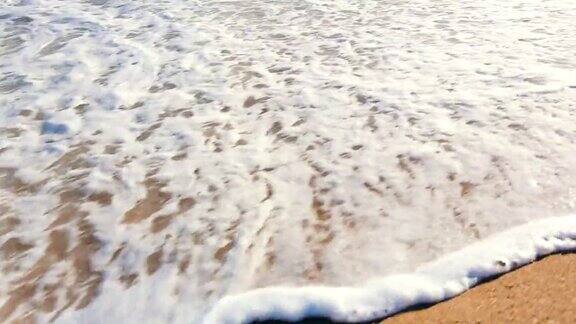海浪卷起白色沙滩