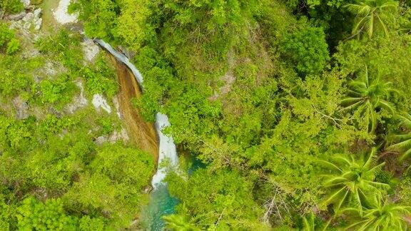 美丽的热带瀑布菲律宾宿务岛