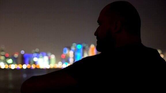 欣赏风景的男人夜晚的城市景观