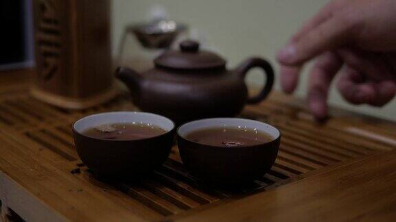 我把茶从陶器茶壶倒进碗里中国茶道