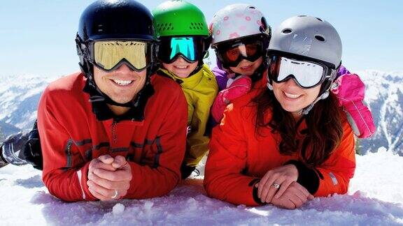 描绘年轻的白人家庭户外冬季滑雪度假