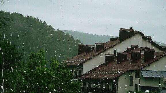 下雨天住在山里的旅馆窗外的景色