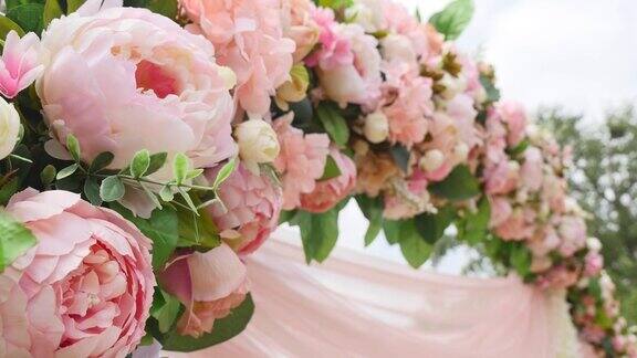 婚礼花拱装饰婚礼拱门上装饰着鲜花