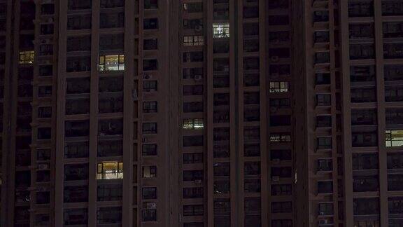 现代高层公寓的傍晚到早晨的时间流逝的特写