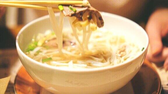 女人吃着越南经典面汤