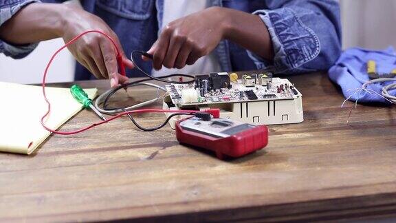年轻的非洲裔美国学生电子学习关于电子…