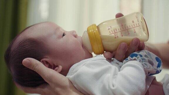 CU:婴儿奶瓶喂养
