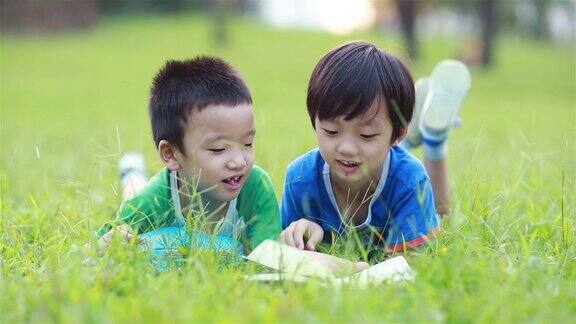 孩子们在草坪看书