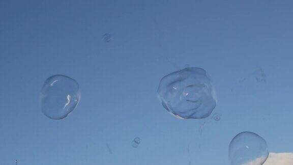 肥皂泡和白云一起漂浮在蓝天上