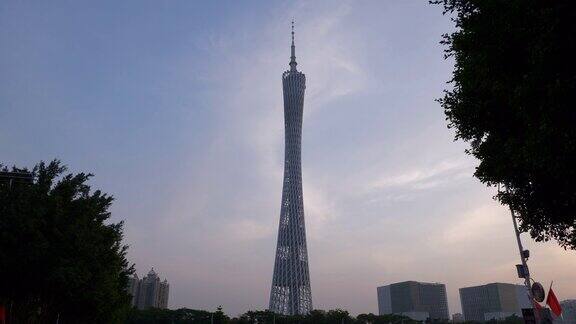 日落时分广州市著名的广州塔前行走4k中国全景