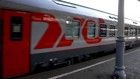 俄罗斯莫斯科2013年:火车驶离站台