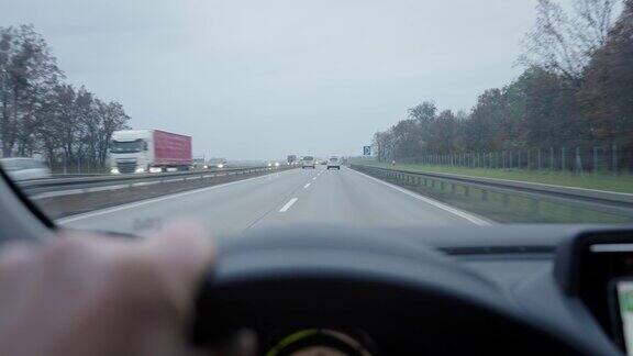 第一个观点的人驾驶汽车在高速公路上