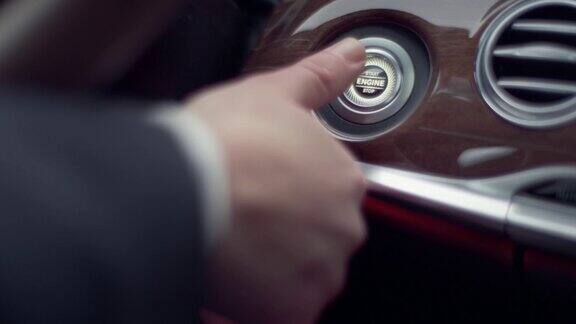 手指按“启动引擎”按钮现代汽车内部