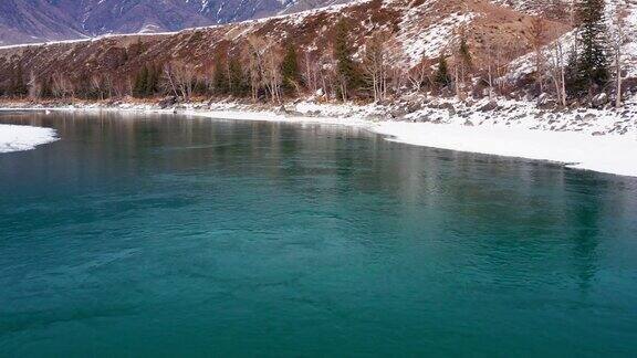 冬季俄罗斯阿尔泰山的卡顿河航拍
