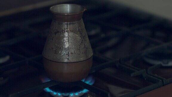 在土耳其打开炉子上的煤气煮咖啡