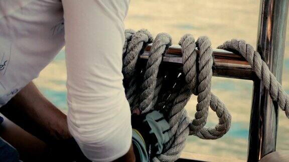 水手转动游艇上的绳子