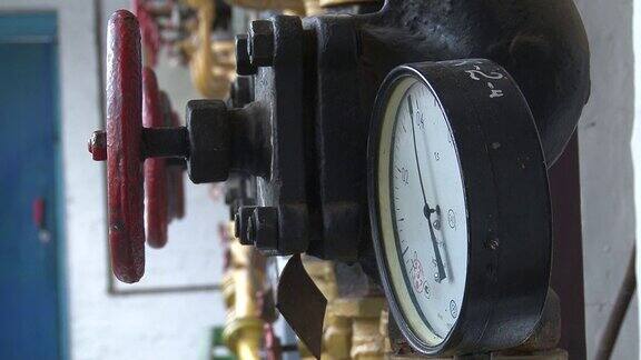 锅炉房配有管道、阀门和传感器锅炉房加热系统的压力计、管道和水龙头阀门