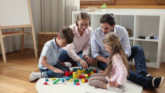 夫妇和孩子在家里玩木砖游戏