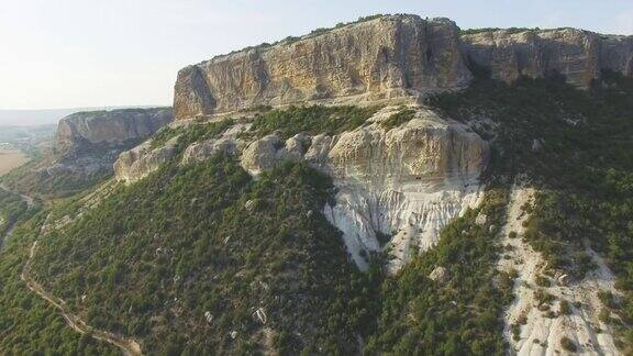 天线:峡谷陡峭的悬崖