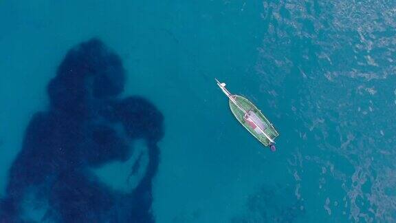 鸟瞰图捕鱼或旅游船附近的海岸在爱琴海在希腊