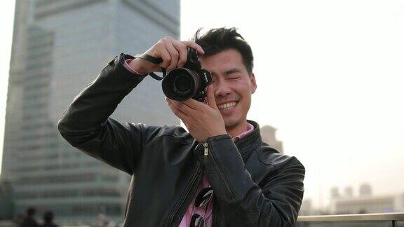一名亚洲男子在上海拍摄景点