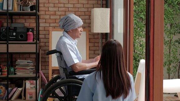 坐轮椅的癌症患者在私人家中接受康复治疗