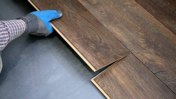 房主安装棕色强化地板