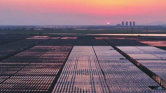 日落时太阳能光伏板的航拍照片